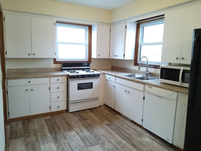 Building Photo - 2 Bedroom Single Family Home in Syracuse!
