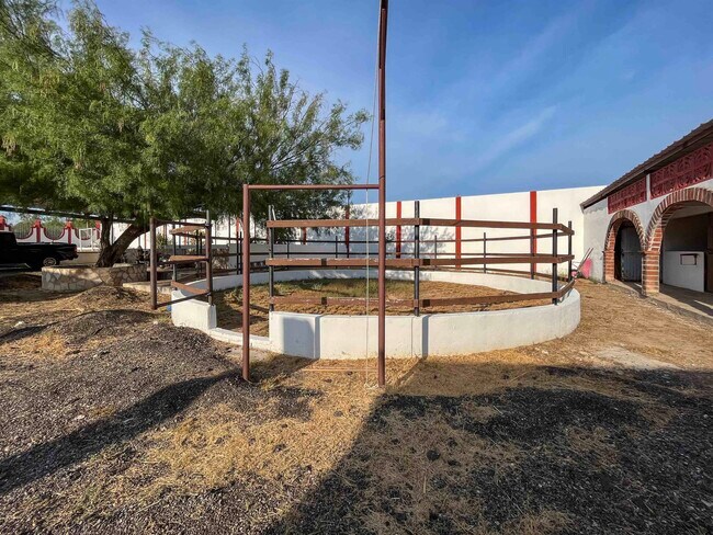 Building Photo - 105 Ranch Rd