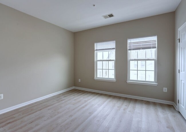 Building Photo - 3BR, 3BA, 1-Car Garage Townhome in Howard Square