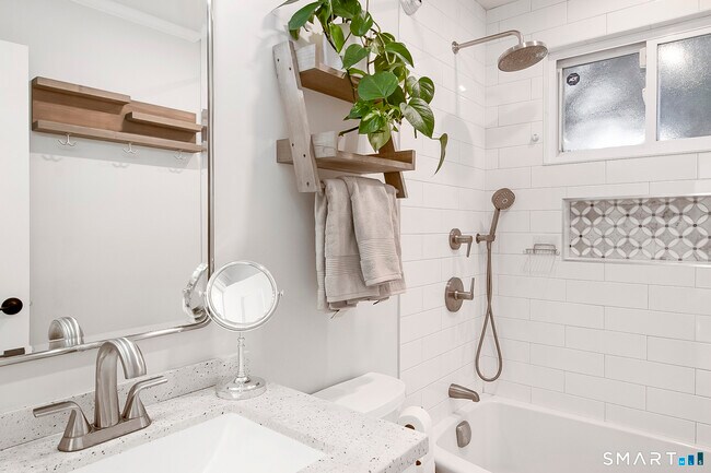 Building Photo - 36 Middlebury St