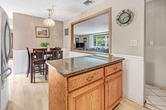 Building Photo - 15 Albert St