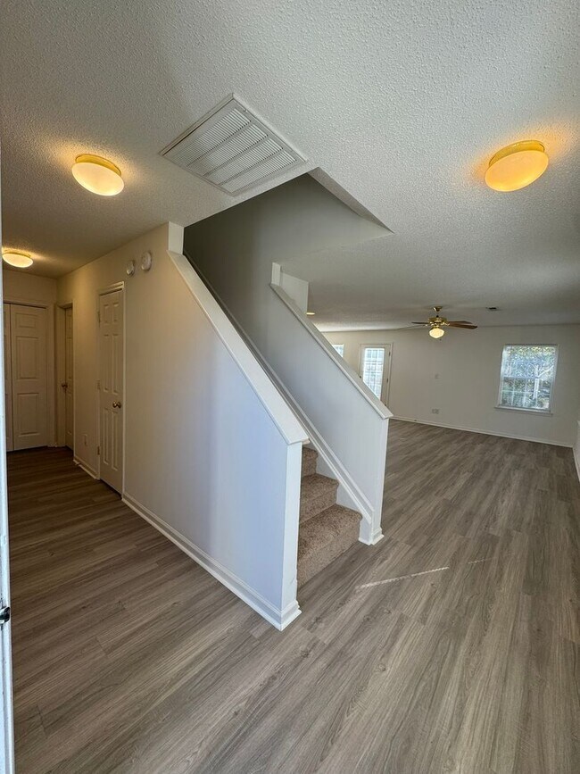 Building Photo - 147 Springwood Ln