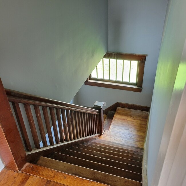 Building Photo - 709 College Dr
