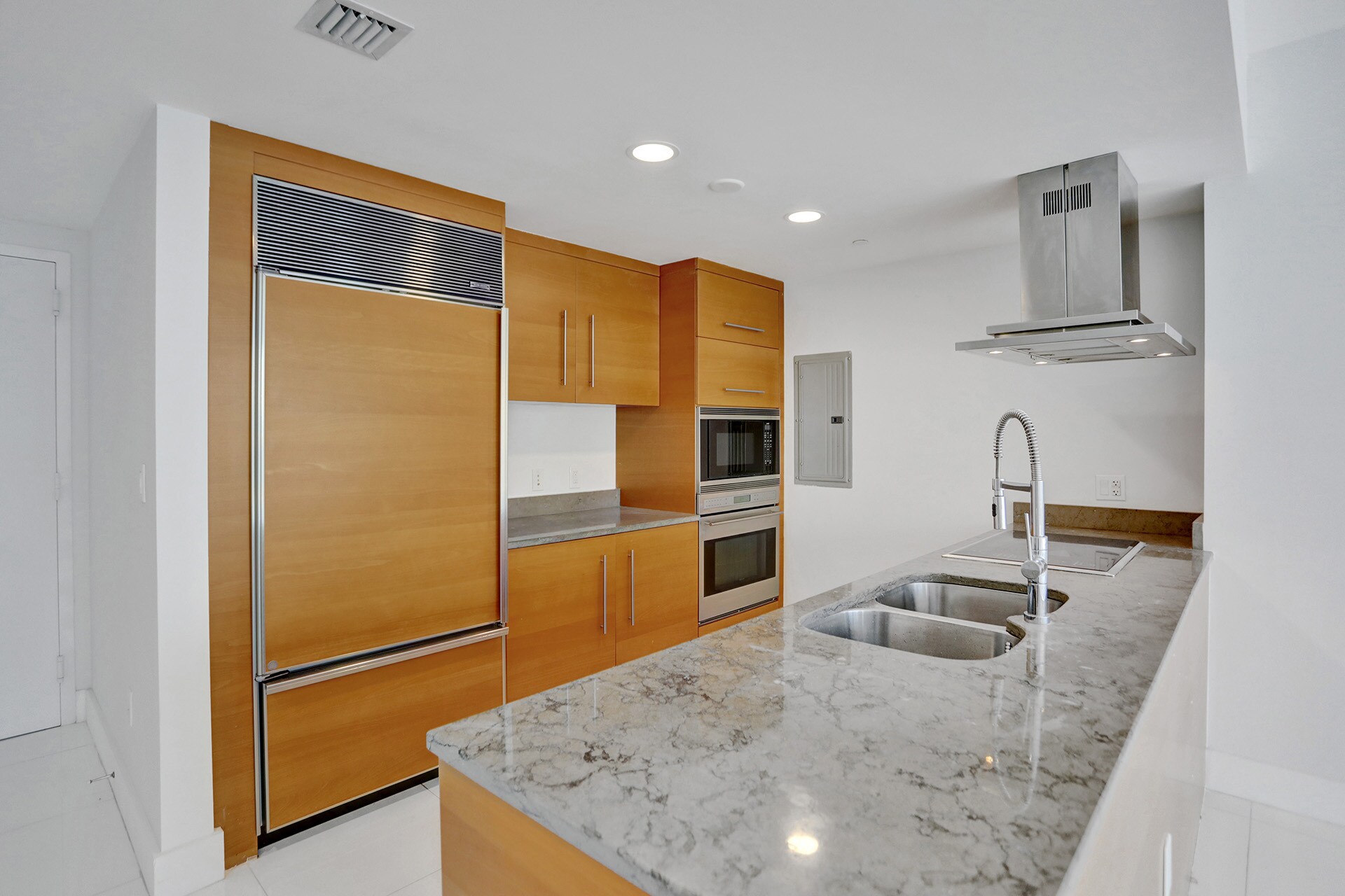 Building Photo - 495 Brickell Ave