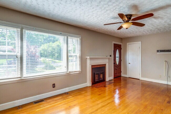 Building Photo - 120 Windsor Dr