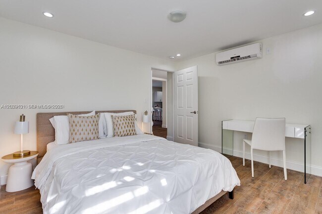 Building Photo - 6260 SW 58th Pl