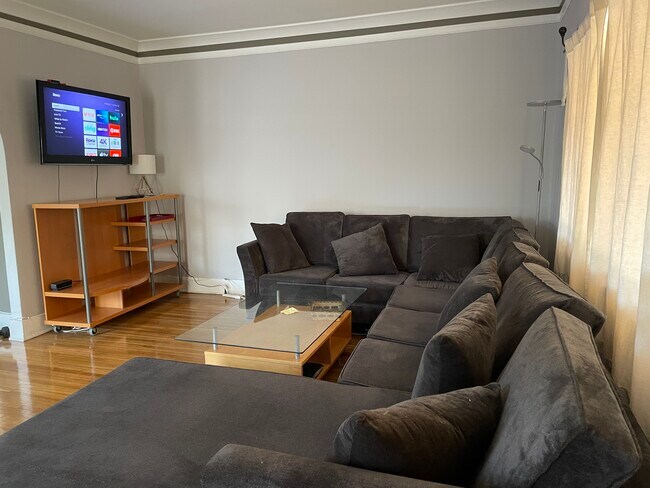 Living Room - 849 N Sycamore Ave