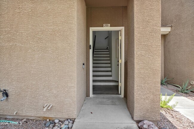 Building Photo - 1335 E June St