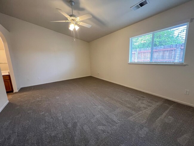 Building Photo - 995 Vineyard Way