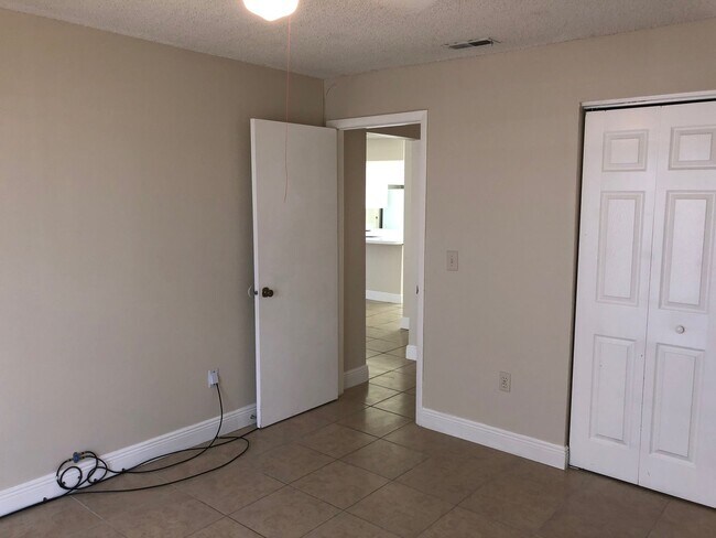 Building Photo - Spacious 2 Bedroom, 1 Bathroom Condo