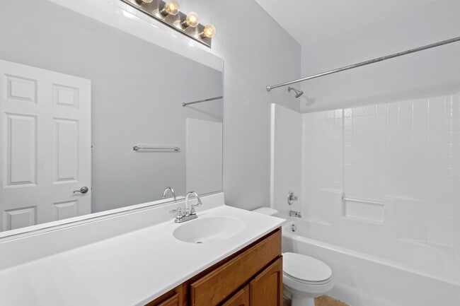 Building Photo - 2 bedroom Condo with an attached garage an...