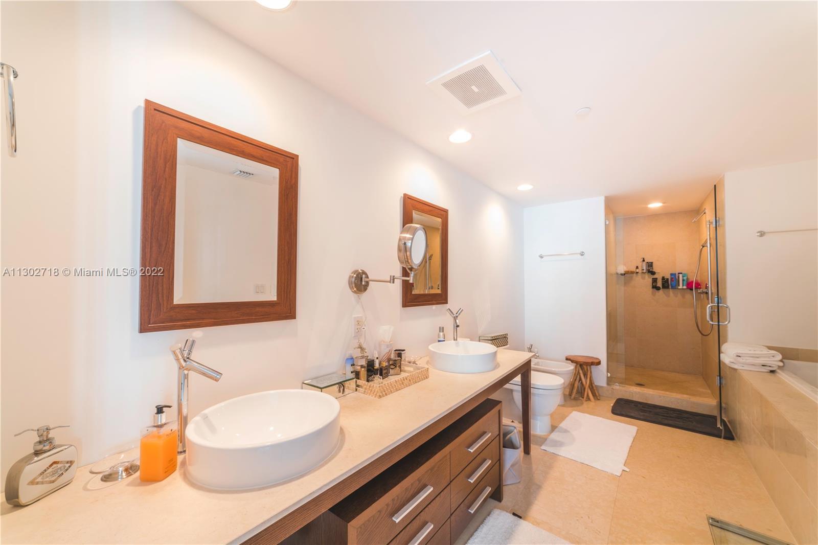 Building Photo - 475 Brickell Ave