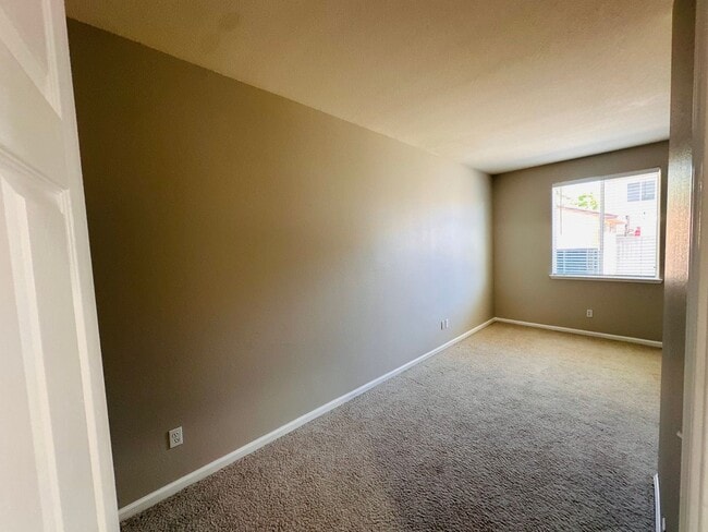 Building Photo - Full Bedroom and Bathroom Downstairs