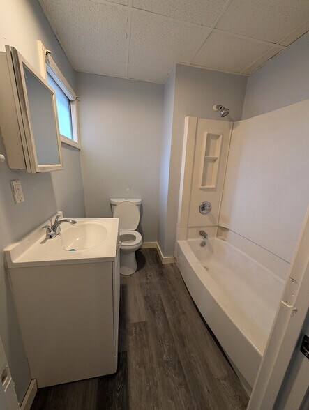 Building Photo - 56 Elm St