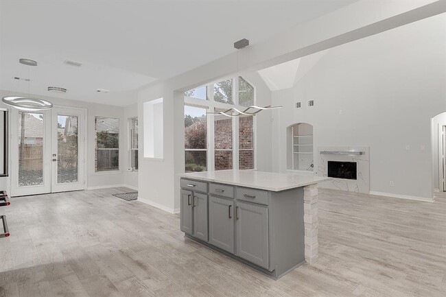 Building Photo - 83 E French Oaks Cir
