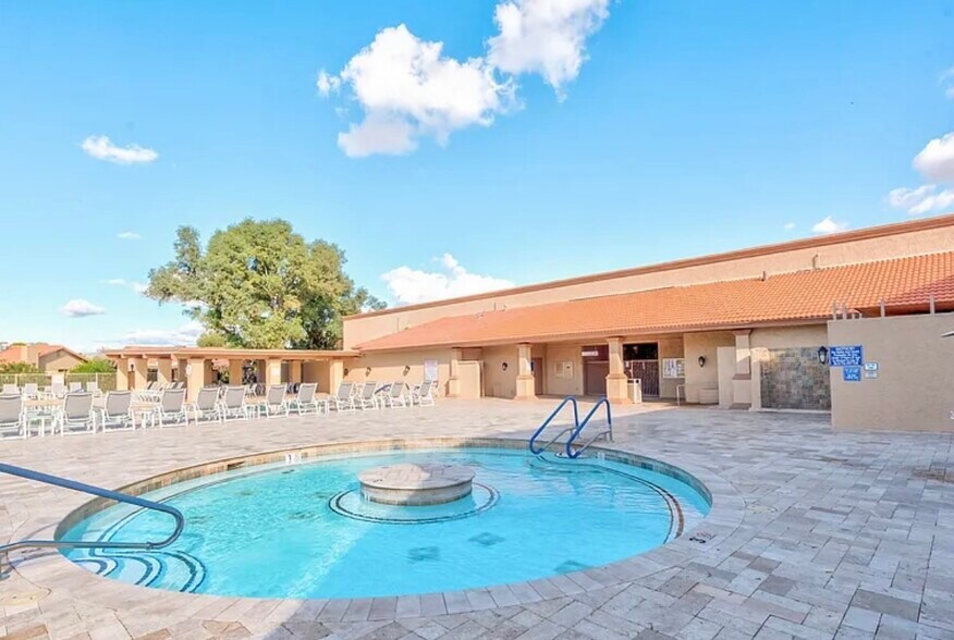 2 Hot tubs - 2071 Leisure World