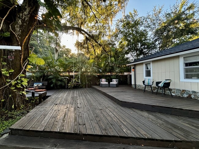 Deck - 117 W Flora St