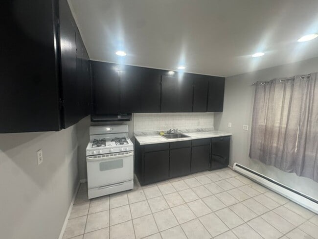 Building Photo - Quaint 3 bedroom ranch