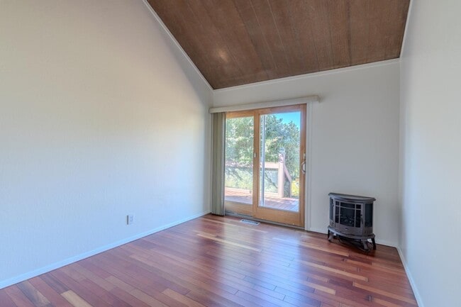 Building Photo - 1448 Sunshine Valley Rd