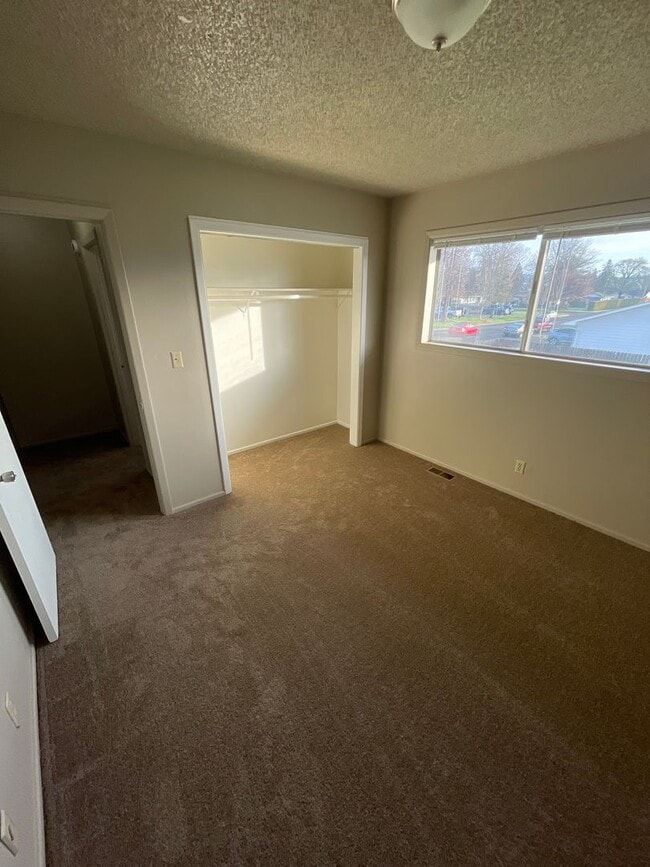 Building Photo - 415 S 9th St