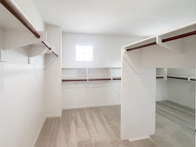 Building Photo - 32920 Northshire Cir