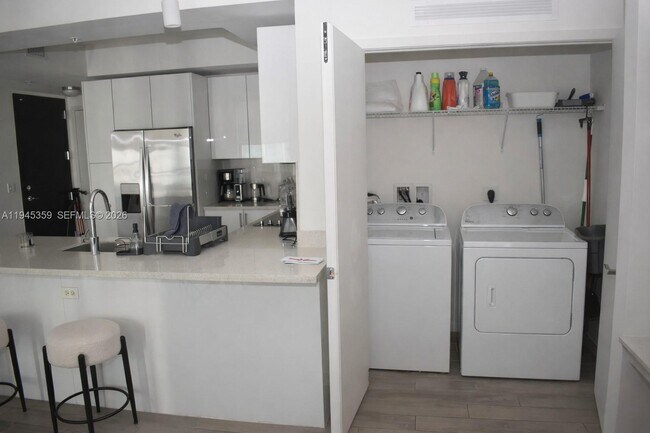 Building Photo - 999 SW 1st Ave