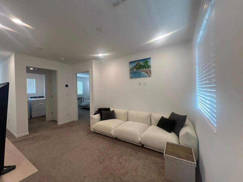 Building Photo - 854 Benning St