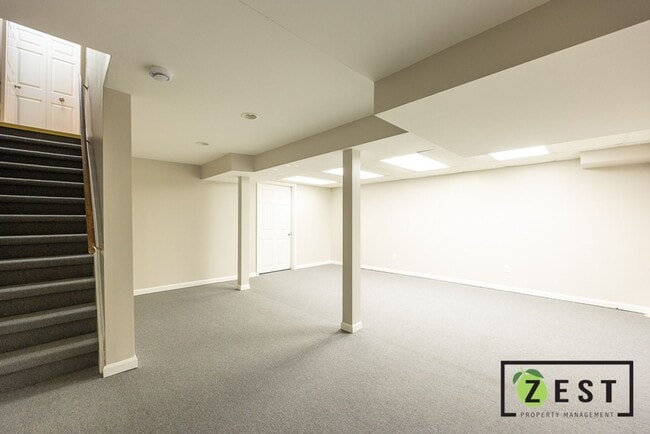 Building Photo - Beautiful 2 Bed 1.5 Bath Townhome available August 15th!