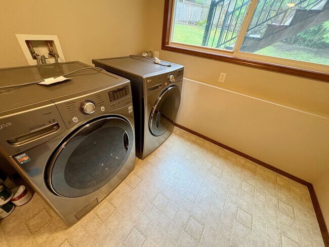 Building Photo - Redmond Home