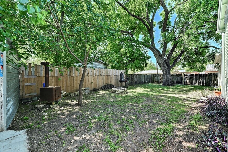 Building Photo - 1201 Farm St