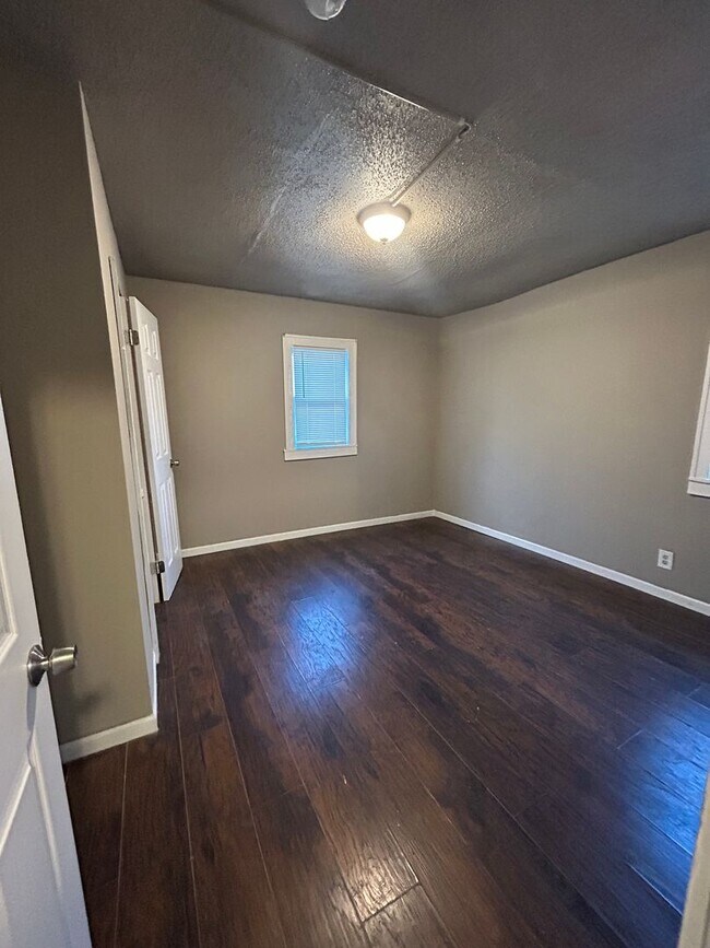 Building Photo - 2 Bedroom Home with Bonus Rooms in West Gary