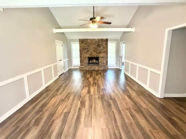 Building Photo - SantaValleySt2990