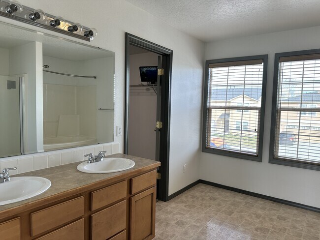 Building Photo - 3416 Parktrail Ct