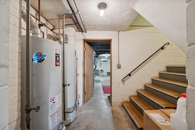 Building Photo - 2127 Collinway St