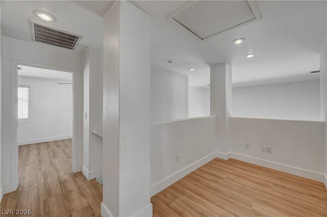Building Photo - 9985 Big Bow Springs Ct
