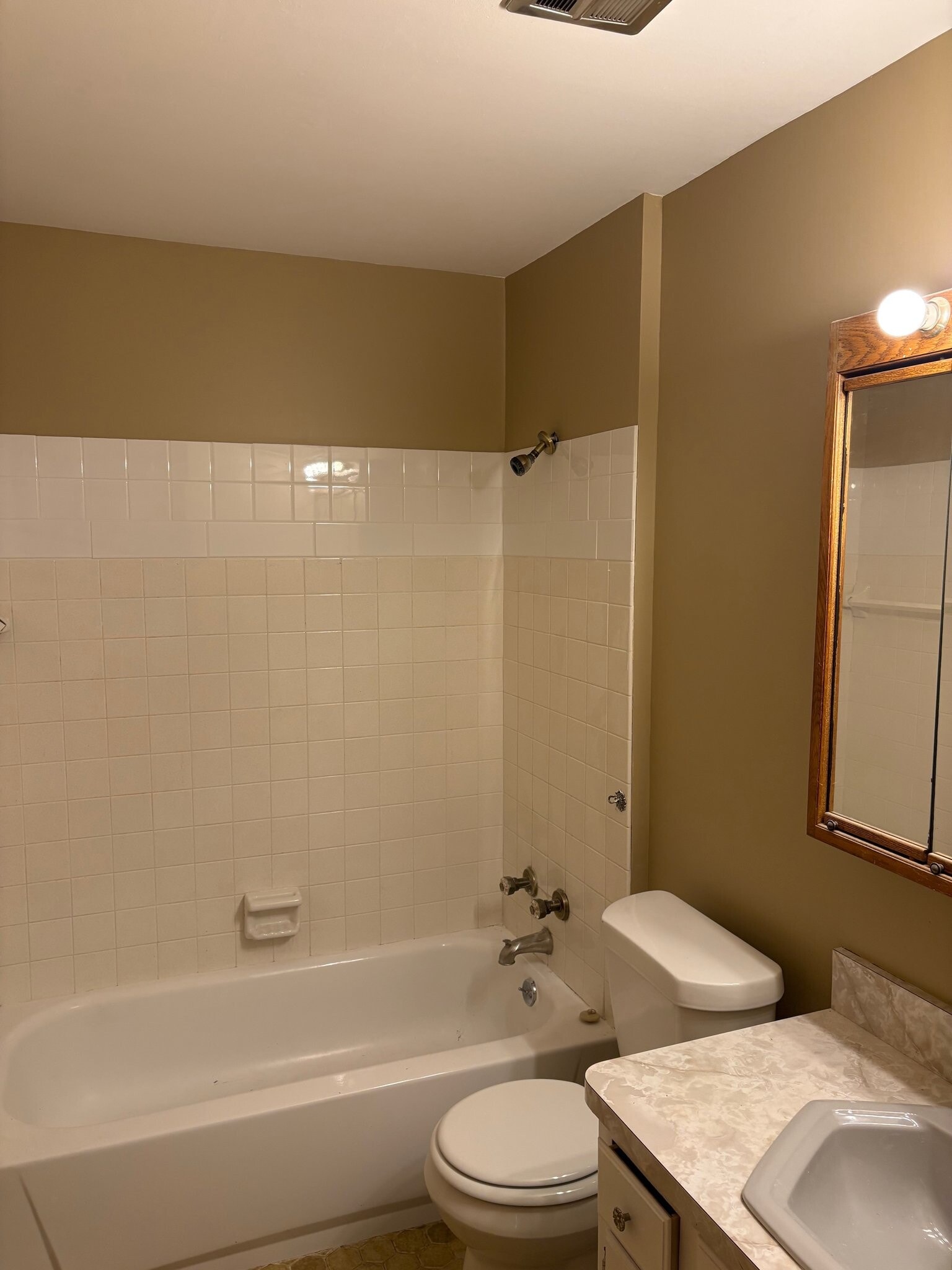 Building Photo - 2921 Woodlawn Dr