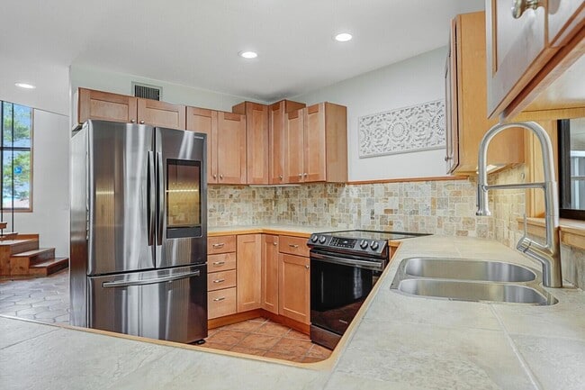 Building Photo - 9752 SE Highborne Way