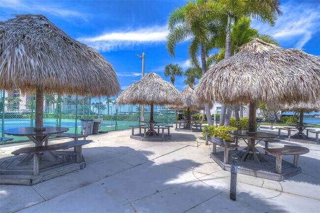 Building Photo - 7400 Sun Island Dr S
