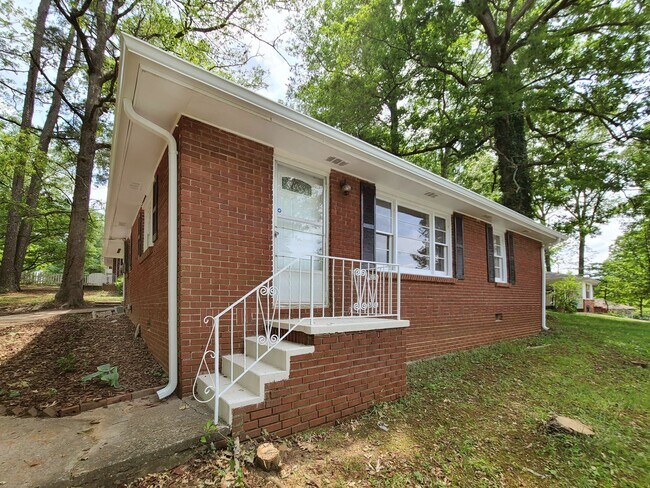 Building Photo - Cutest Bungalow in the Heart of Hapeville 3 bed/2 bath