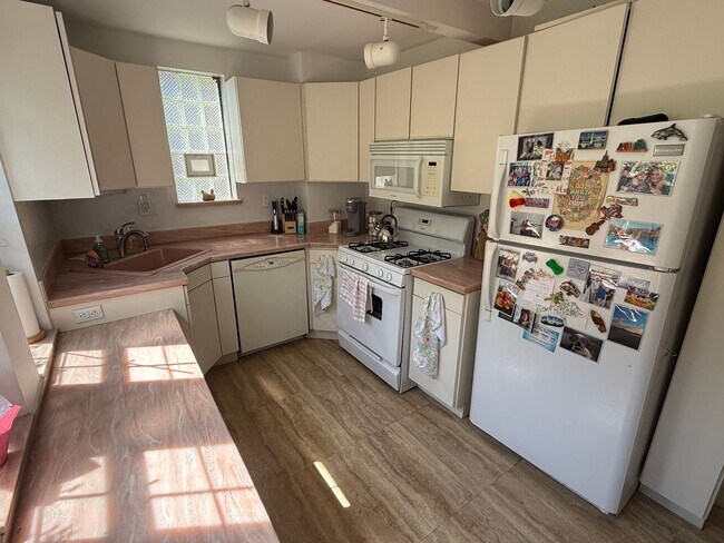 Building Photo - 3870 Beechwood Blvd