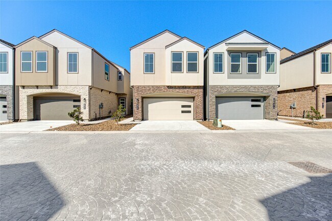 Primary Photo - 2920 El Fenice Ln