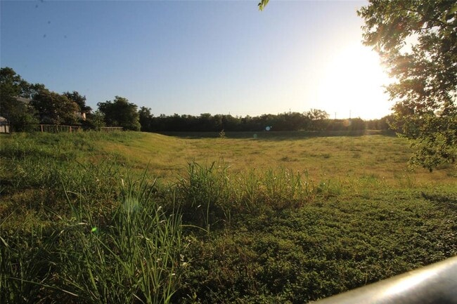 Building Photo - 8622 Piney Creek Bend