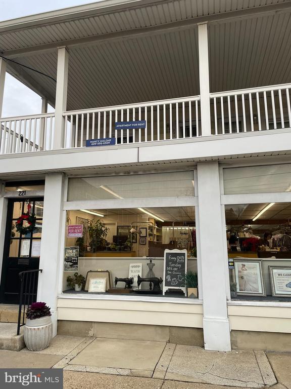 Building Photo - 221 Chester Ave