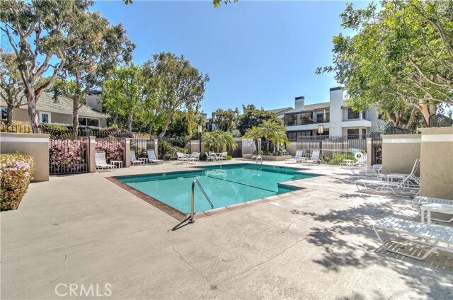 Building Photo - 200 Paris Ln