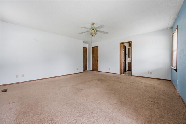 Building Photo - 315 E Fairway Ln