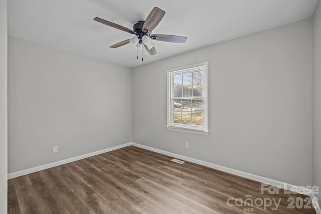 Building Photo - 4800 Maplecrest Dr