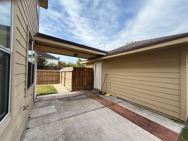 Building Photo - 16642 Village View Trail