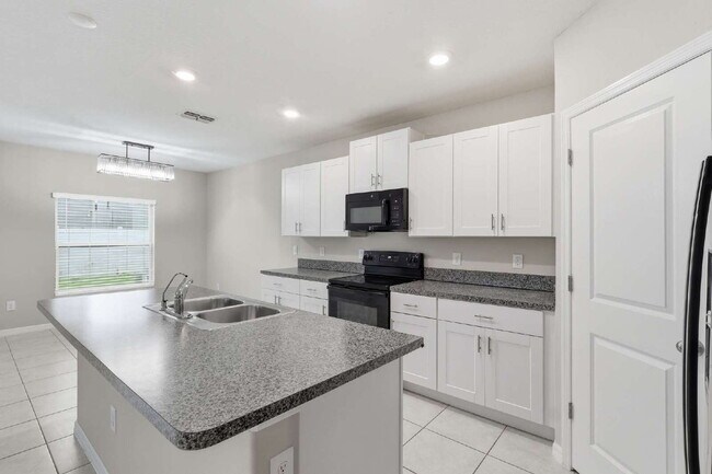 Building Photo - 7023 Samuel Ivy Dr