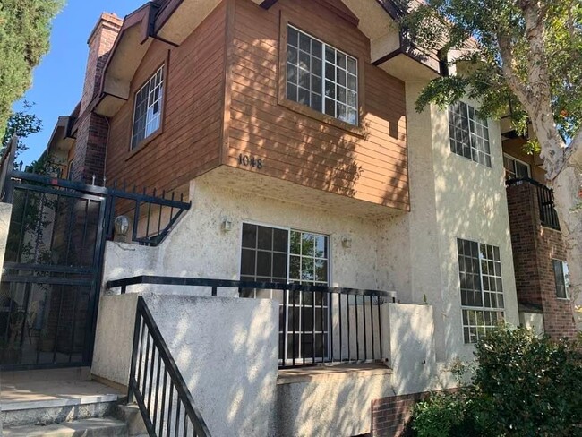 Building Photo - 1048 Rosedale Ave