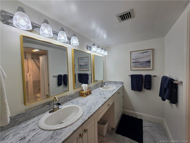 Building Photo - 316 NE Edgewater Dr